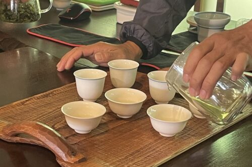 お茶を入れている様子