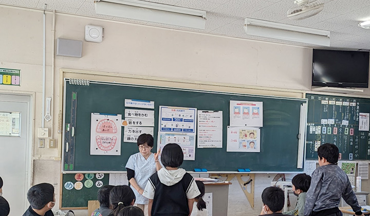 仲町歯科医院衛生士の小学校での歯科指導の写真