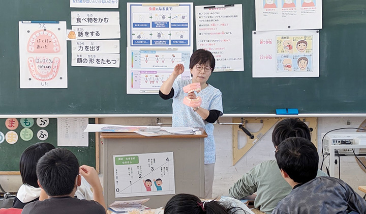 仲町歯科衛生士が小学校で歯みがき指導をしている様子の写真